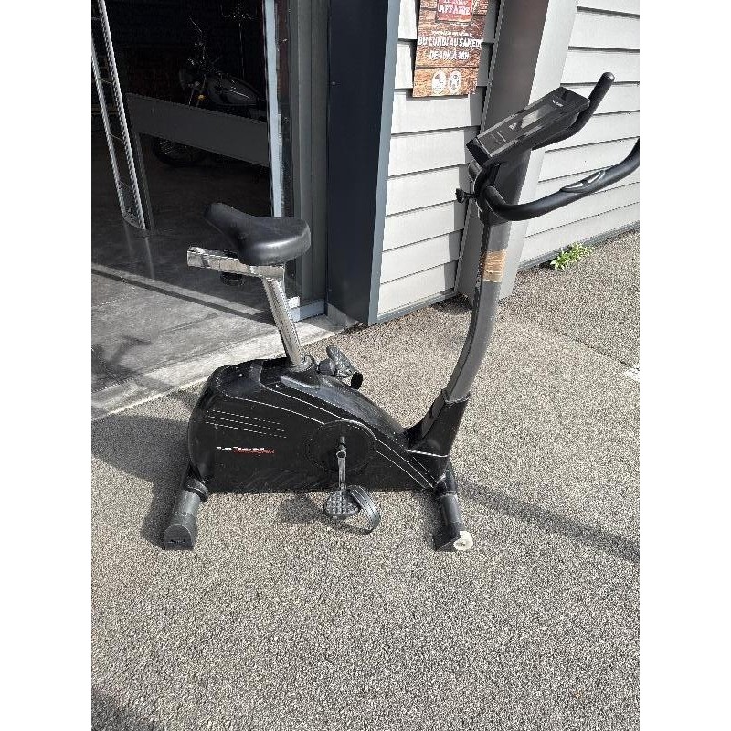 VELO D’APPARTEMENT A REPARER NIVEAU PRISE A L’ARRIERE  MAIS. FONCTIONNELLE MECANIQUEMENT 